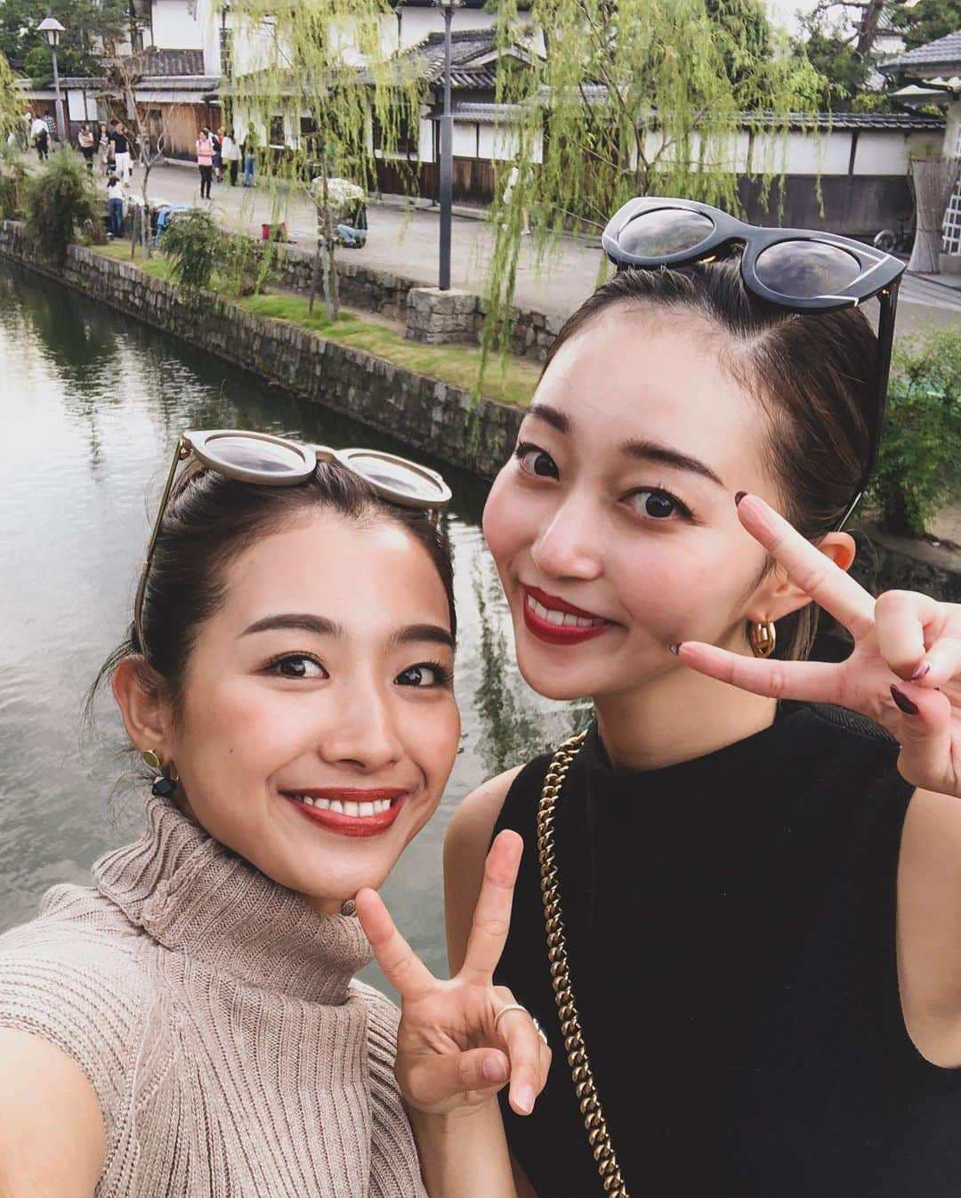 鬼辻麻衣さんのインスタグラム写真 - (鬼辻麻衣Instagram)「昔ながらの街並みで、 歩いているだけで楽しかった、倉敷市の美観地区👘🍁 ・ ・ 桃のソフトクリーム食べたり、コロッケ食べたりと、食べ歩きしたよ🤤🍡 ・ 岡山電車ですぐやし、またぶらっと行きたいね🚃 あんちゃんとの旅はどこに行っても楽しすぎる👩‍❤️‍💋‍👩 ・ ・  #岡山観光 #岡山女子旅 #倉敷美観地区 #倉敷 #倉敷観光　#美観地区 #美観地区散策 #高梁川流域 #高梁川 #高梁川流域リレー #PR」10月25日 20時48分 - kitsumai