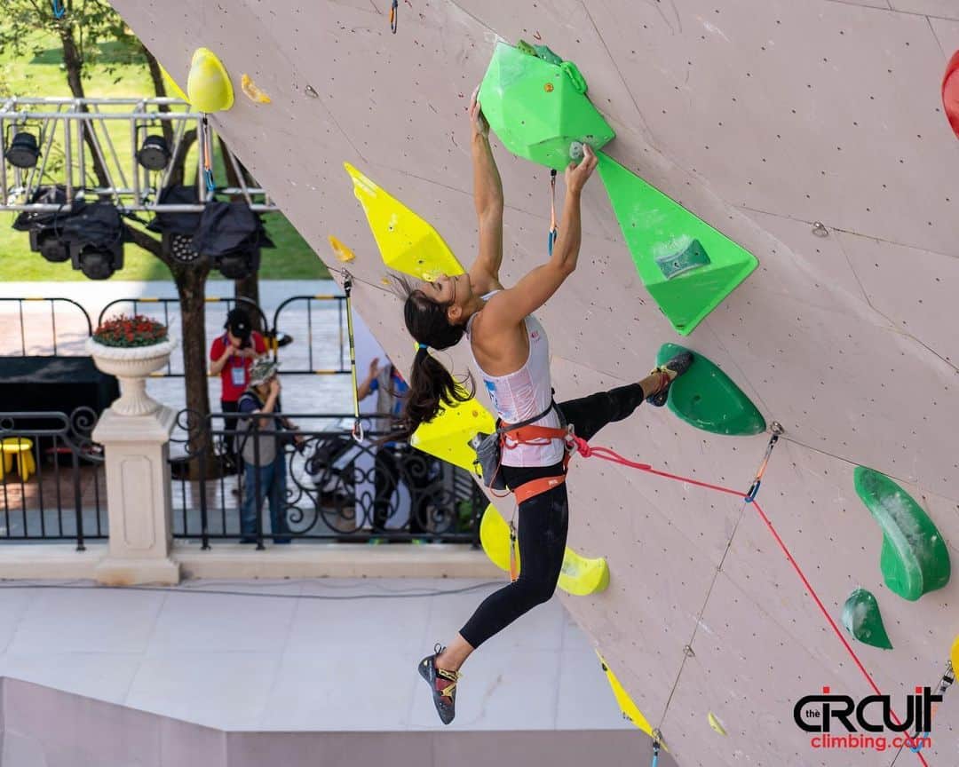 アラーナ・イップのインスタグラム：「The last Lead World Cup of the season starts tomorrow! I’d like to be able to give as good of a fight as I did on this qualifier from the Xiamen World Cup, but ideally higher up on the route 😉  Photo @thecircuitclimbing  @arcteryx @scarpana @petzl_official @canfund」