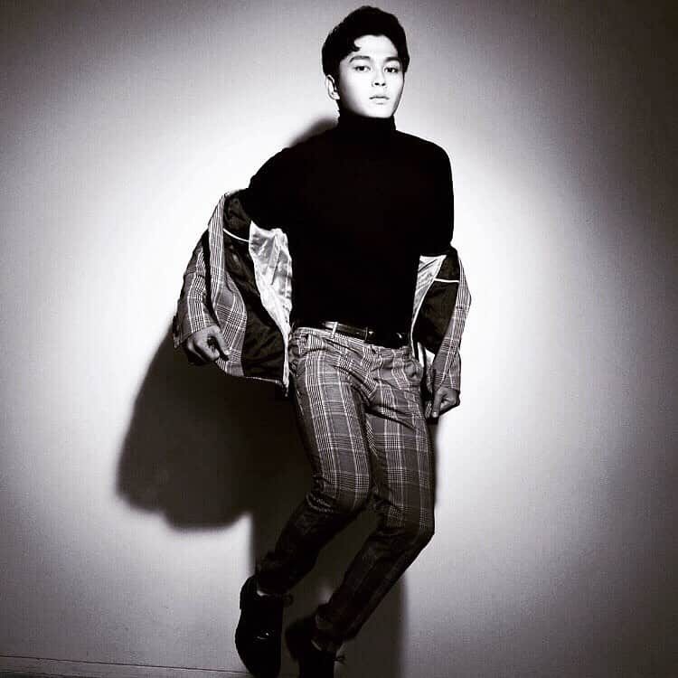 眞栄田郷敦さんのインスタグラム写真 - (眞栄田郷敦Instagram)「. まだまだ素敵な写真をたくさん 撮っていただきました！ #週刊文春  #原色美男図鑑  #0キス」10月25日 20時53分 - maedagordon