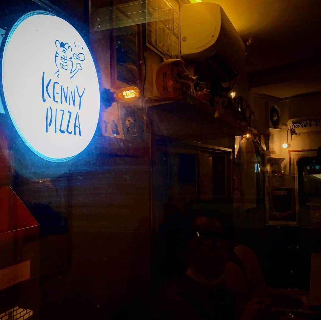 池内万作さんのインスタグラム写真 - (池内万作Instagram)「地元の美味しいピザ屋さんで奥さんと晩ごはん。 夜は初めてだけど、レバーパテとかピザ生地の自家製パンとかやばい。 美味しいものは癒しの力がありますね〜。 ごちそうさまでした、また来ます〜♪」10月25日 21時03分 - mandeshita