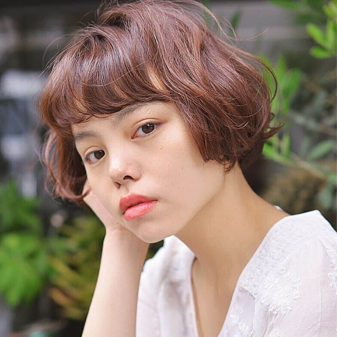 HAIRさんのインスタグラム写真 - (HAIRInstagram)「"小顔ヘアにするなら？" 毎週金曜日は、HAIR編集部が厳選したお悩み解決スタイルをお届けします💛 小顔効果満点♪おすすめスタイルをご紹介！ 「なりたいワタシ」を叶えてくれるスタイリストは必ずいるっ✨ . ------------------------------------------------ Styling by「植村一弘」 @cerisier7_uemura . 🌼CERISIER7🌼. 目黒区上目黒1-10-5 フィールドストーン103 ☎03-5459-2160 定休日：火曜日・第1月曜日 営業時間：11:00〜20:00 ✂メニュー✂. カット6,480円～ ✂ひとこと✂. お客様が、毎朝、手入れしやすく、簡単に決まるヘアスタイルをモットーに丁寧にカットしていきます。念入りなカウンセリングから、髪への悩みや好みを掴み、すきバサミを多用せず、骨格や癖を見極めたカット、ぜひお試し下さい。 ------------------------------------------------ #ワイドバング #中目黒ヘアサロン #中目黒美容室 #ボブヘア #ボブ #ボブカット #ショートボブ #ボブヘアー #ヘアスタイル #ヘアカタログ #ヘアカラー #ヘアスタイリング #髪型 #美容室 #髮型屋 #髮型設計 #发型 #短髮 #日系髮型 #女生髮型 #女生短髮 #bob #염색 #헤어 #보브컷 #ทรงผม #haircolor #hairstyle #hair #instagood」10月25日 21時01分 - hair.cm