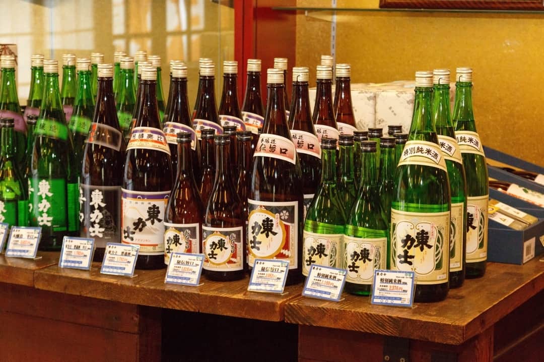 現地発信の旅行サイト「たびらい」さんのインスタグラム写真 - (現地発信の旅行サイト「たびらい」Instagram)「【栃木・島崎酒造】⠀ 洞窟で日本酒を熟成・貯蔵する島崎酒造。約100メートル続く洞窟の中は、ひ～んやり。店頭では日本酒やリキュールなどの試飲もできますよ。⠀ ⠀ また、売店で販売する「酒粕のクリームチーズ」は、まろやかで濃厚... お酒好きにはたまらない逸品です！ ぜひ、お気に入りの一本とともに、お土産にどうぞ♪⠀ ⠀ #たびらい  #tabirai #ローカル旅行 #たびらい関東 #たびらい栃木 #洞窟酒蔵 #島崎酒造 #日光今市 #栃木 #酒蔵巡り #オーナーズボトル  #酒造見学 #酒造 #日本酒 #酒 #旅の記録 #旅の思い出 #おつまみ #旅行好き #trip #sake #日本酒大好き #古酒 #探検 #試飲 #japan #delicious #飲み比べ #酒粕 #クリームチーズ」10月25日 21時01分 - tabirai