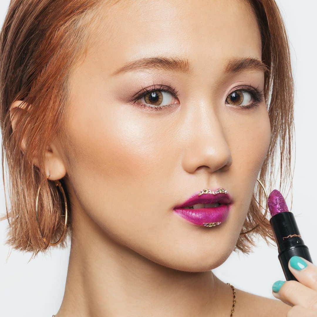 M∙A∙C Cosmetics Japanのインスタグラム：「ㅤ 【本日ホリデーコレクション全国発売】 #MACクリスマスコフレ2019 を使ってホリデーメイク💄 ナイトアウトにぴったりな明るいパープル フューシャのリップと、クリスタルの輝きをあしらったフェイス用シールで、視線を独り占め✨ ㅤ ㅤ ↓↓使用製品↓↓ [キス オブ スターズ リップスティック]スターストラック [スター スタッズ アドーンメント]シルバー スパークス [スペルバインダー シャドウ]ステアーズ トゥ ザ スターズ [オパールセント フェイス パウダー]シューティング スター ㅤ ㅤ MAKEUP & MODEL: M·A·C ARTIST MIHO MATUISHI @mac_lumineest PHOTO: @takaki_iwata ㅤ #MACHoliday ㅤ ㅤ ㅤ ㅤ ㅤ #MACCosmeticsJapan #MACコスメ #MACCosmetics #コスメ #メイク #ホリデー #コフレ #クリスマスコフレ #クリスマスコフレ2019 #ホリデーシーズン #クリスマスプレゼント #リップ #パープル #口紅 #ホリデーコフレ #コスメ購入品 #makeup #cosme #cosmetics #holiday #holidaymakeup #holidaycollection #holidays #holiday2019」