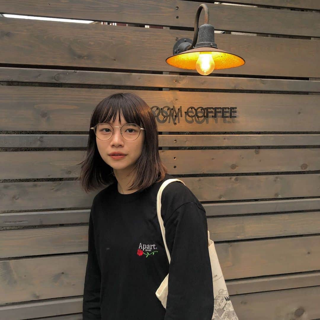 宮崎葉さんのインスタグラム写真 - (宮崎葉Instagram)「ㅤ 😴😴😴 前髪きるまえ。 きったのはまたね。 #1roomcoffee #休日 #リップだけ #顔死亡」10月25日 21時02分 - you_miyazaki