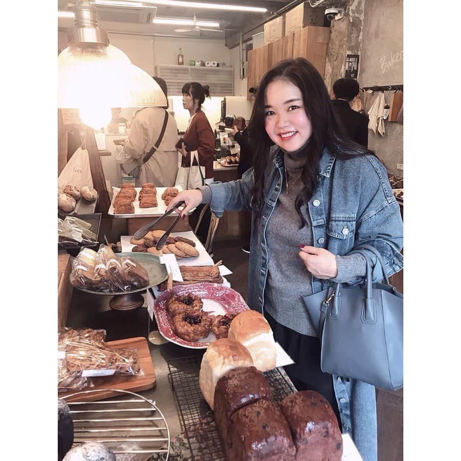 藤森香衣さんのインスタグラム写真 - (藤森香衣Instagram)「「Bakers'  배이커스」 ・ ともえちゃんが行きたいと言う 田浦洞で有名なパン屋さん、ベイカーズ。  ここは、何でも美味しかった！  クロワッサン、スコーンが 特に好みでした。  #busan #korea #cafe  #bakery #bakeryshop #배이커스 #부산 #전포동 #빵 #韓国 #釜山 #友達 #韓国グルメ #田浦洞  #ジョンポドン #ジョンポドンカフェ通り  #パン #バゲット #クロワッサン #大人釜山旅 #kaeたび🇰🇷」10月25日 21時03分 - kaefujimori