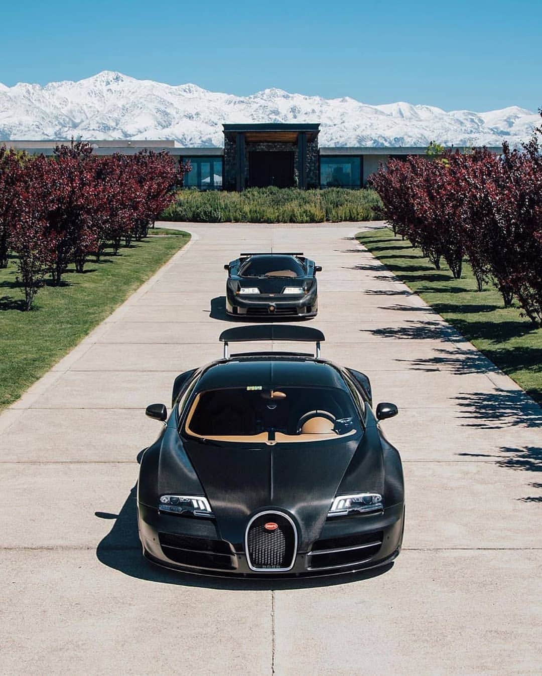 Kik:SoLeimanRTさんのインスタグラム写真 - (Kik:SoLeimanRTInstagram)「Road trip in a Bugatti? Photo by @alexpenfold  @mwvmnw #bugatti #veyron #eb110」10月25日 21時12分 - carinstagram