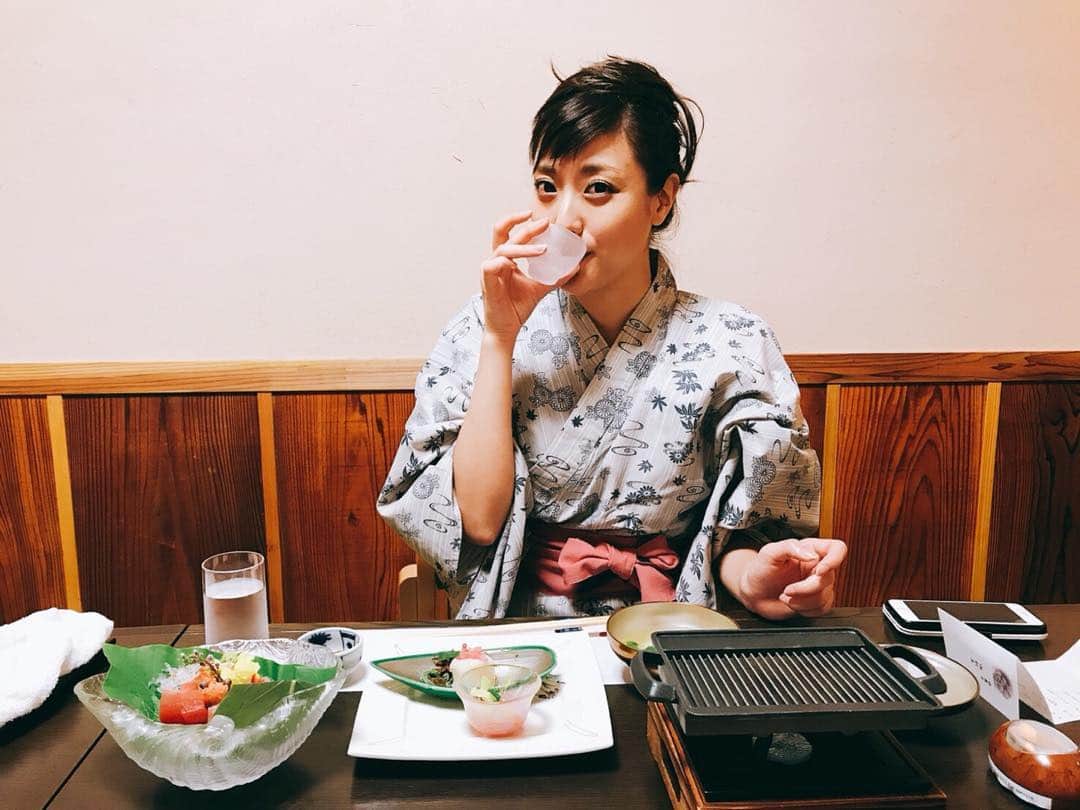 高橋麻美さんのインスタグラム写真 - (高橋麻美Instagram)「急に寒くなりすぎじゃない？😵 旅館でぬくぬくまったりしたい🤨  #温泉#日本酒 #sake#spa#hotspring」10月25日 21時06分 - charmy421
