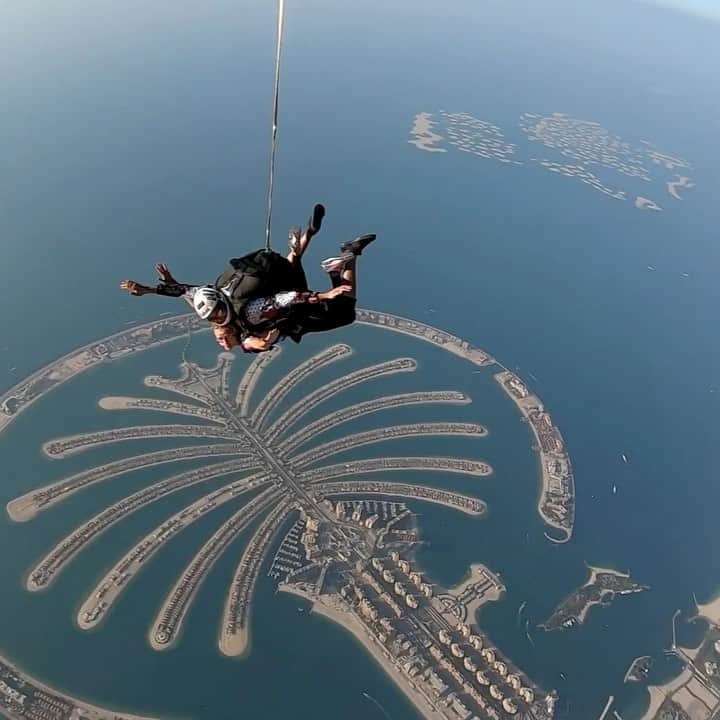 ナターシャ・ポーリーのインスタグラム：「Off My Bucket List ✔️ #SkyDiving」