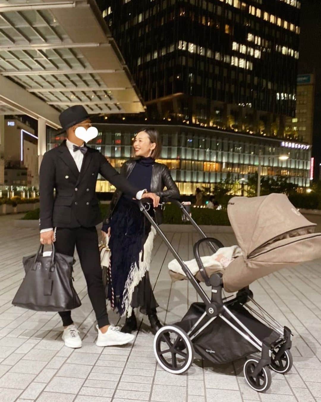 asami0510のインスタグラム：「たまには旦那さんとのショット💑 いつもあんまり写真撮ってくれないからレアショットです🐥w なんとなく服のテンションが同じ日だと嬉しいなっ❤︎ #familyday #fashion #styling #coordinate #夫婦コーデ」
