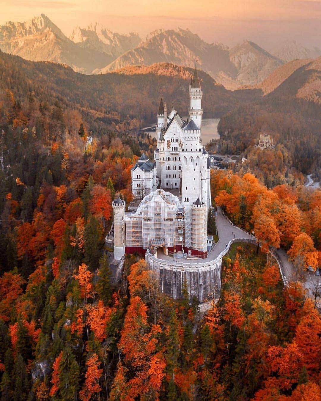 BEAUTIFUL DESTINATIONSさんのインスタグラム写真 - (BEAUTIFUL DESTINATIONSInstagram)「The jaw-dropping Neuschwanstein castle was inspired by 'castle romanticism' design as well as Wagner's operas. King Ludwig II of Bavaria insisted on paying 💰for this masterpiece on his own, instead of using public funds. What a legacy to leave behind! 😍(📷: @sennarelax📍: Hohenschwangau, Germany)」10月25日 21時20分 - beautifuldestinations