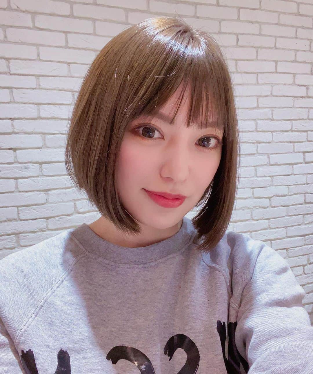 大島みづきさんのインスタグラム写真 - (大島みづきInstagram)「週末の旅の前に、ヘアメンテ💇🏻‍♀️﻿ どんどん短くなってます。笑﻿ ﻿ ひさびさ川ちゃんカット✂️💈﻿ @shingo_kawada﻿ ﻿ ━━━━━━━━━━━━━━━━━━━━━━━━﻿ ﻿ #hair #hairsalon #haircolor #haircut #newhair #hairstyle #newhair #followme #tokyo #shinjuku #urealm #urealmotto #헤어컬러 #헤어샵 #미용실 #일본 #뷰스타그램 #얼스타그램 #신주쿠 #美容室 #美容院 #ヘアメンテナンス #ヘアスタイル #ヘアサロン #ヘアカラー  #東京 #新宿 #ユーレルムオット #ボブカット #ボブヘアー #ビジョビ」10月25日 21時21分 - mizukiss56