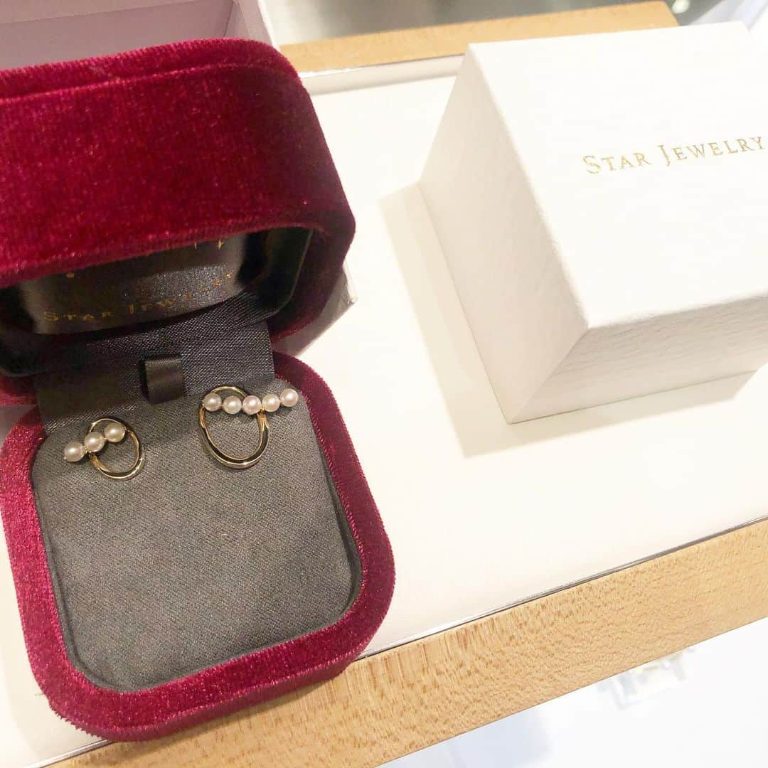 坂田梨香子さんのインスタグラム写真 - (坂田梨香子Instagram)「明日から始まるSTAR JEWELRYの クリスマス限定コレクションみてきたよ💎  幻想的な冬の星空や雪景色を表現してて、全てがまさにわたしのだいっすきな世界観💫💫🦄 BABY AKOYA PLANET シリーズのパールピアスをお迎え。 アシンメトリーのペアで品がありながら個性派ちゃん🧡 三日月が隠れてるんだって。 好き。 彼女がいる男の子、プレゼントにもいーかもよ😘  @starjewelry_press  #starjewelry#スタージュエリー#スタージュエリークリスマス限定#クリスマスプレゼント」10月25日 21時15分 - rikakosakata_official