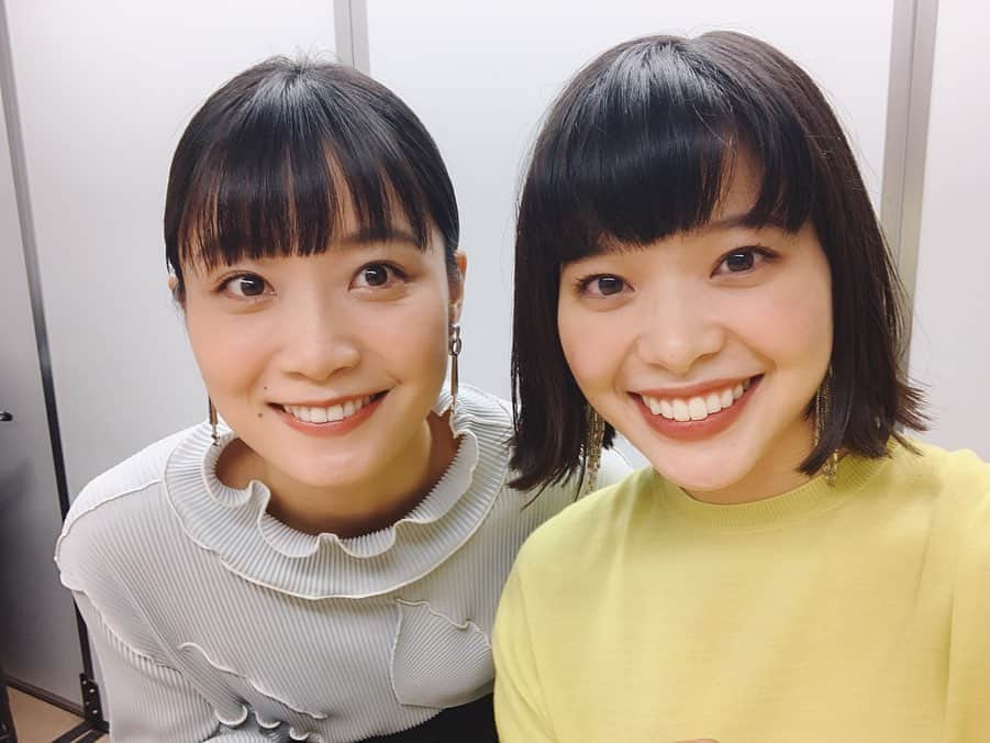岸井ゆきののインスタグラム：「『愛がなんだ』 DVD・ブルーレイ発売記念トークショー ありがとうございました！ 愛がなんだの話をすると未だに主人公テルコの目線で話してしまう。 テルコが見ようとする物や見たいもの、考え方は わたしの生活の中で見えてるものとは違ったので、とても新鮮でした。 好きな人やものに没頭して埋没しようとすると、こんなにも日常は変わるんだなあ。 そういう、テルコだった瞬間がたくさん詰まっています！ ブルーレイのほうの特典映像にはカットされた未公開シーンも入っています！ ポスターのシーンも見れるらしいですよん👦🏻👦🏻 久しぶりにまいちゃんと今泉監督と話したらもーいろんな思い出があふれてきて 最終的にはやっぱり、ありがとうしかなくなるんですね。有難うございます。 映画を見てくれた皆さんがいて、ブルーレイも発売することが出来ましたし、トークショーもできました。 そして何より、まだ、映画館でやってるんです！！やってるんですよ！ 4月に公開したのに、、すごい、、。 ありがとーー！！ まだスクリーンで見れてないなぁって方は是非、劇場でみてください！ ブルーレイみて、映画館行ってみても楽しいと思いますし。 未だにこの映画のこと話せる機会があってうれしいです。 舞台挨拶や取材でもう出し尽くしたかなと思ったのですが、まだまだ出てくるわ！ ありがとう！今日ほんと楽しかったです。 ・・・ ・ 💄@ayamurakami__ 👗@saeko_sugai」