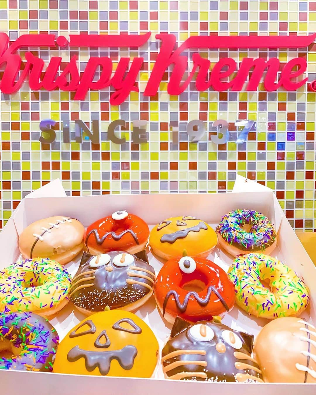 Kanaさんのインスタグラム写真 - (KanaInstagram)「ㅤ ㅤ HAPPY HALLOWEEN 👻🍩🖤 ㅤ ㅤ クリスピークリームドーナツの ハロウィン限定商品が可愛すぎて この前ディズニー帰りに寄ってきた😂❤️ ㅤ 味も秋っぽくて おいしかった😋🌰🍂 ㅤ ㅤ ラグビーボールはハロウィンのじゃないけど 可愛かったからチョイス🏉 ㅤㅤ ㅤ ㅤ ㅤ 期間限定商品特に可愛いから クリスマスも楽しみだ🎅🏻🎄⛄️❤️ ㅤ ㅤ ㅤㅤ ㅤ ㅤ ㅤ ハロウィン期間中に 載せたい写真がたくさんすぎて 追いつかない🤢💭💭 ㅤ ㅤ ㅤ ㅤ ㅤ ㅤ ㅤㅤㅤ ㅤㅤ #kana__cafe ㅤ ㅤ ㅤㅤ #クリスピークリームドーナツ #ドーナツ #ハロウィン #ハロウィン限定 #期間限定 #ハロウィンドーナツ #モンスタードーナツ #パンプキンカスタードジャック #黒ネコマロン #アップルキャラメルモンスター #キャラメルラグビーカスタード #ジャックオランタン #イクスピアリ #krispykremedoughnut #kkdj #doughnuts #donuts #ikspiari #halloween #jackorantan #monsterharvestinmonsterdiner」10月25日 21時29分 - kalnnas2