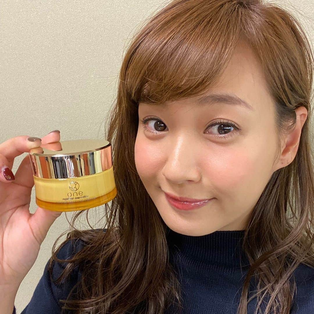 藤本美貴さんのインスタグラム写真 - (藤本美貴Instagram)「ユーグレナのパワーリフティングクリーム！ オールインワンクリームだから忙しくてもこれならケアできる！！ 1品で10役もしてくれるから保湿・リフトアップ・ツヤ肌ケアも出来るし！  デコルテや手足の 気になる部分にも いいみたいなので これからの季節活躍できそうだよね☺︎ @euglena_one  #PR #ユーグレナ #パワーリフティングクリーム #パワリフ #美肌ケア  #保湿 #リフトアップ #オールインワンクリーム #時短コスメ #スキンケアマニア #美肌になりたい #美容好き #スキンケア #エイジングケア #美容 #おすすめコスメ #形状記憶オールインワン #ながら美容 #ハリ #透明感 #潤い」10月25日 21時25分 - mikittyfujimoto