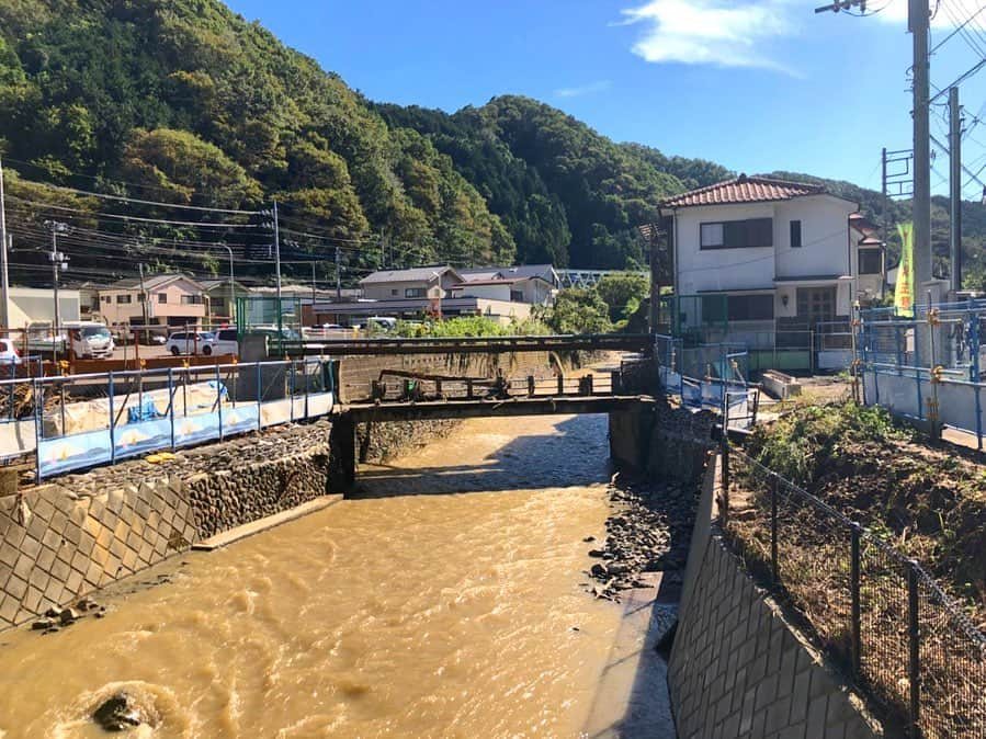 Shun さんのインスタグラム写真 - (Shun Instagram)「【10/23 八王子でのボランティア作業記録】 ・ ・ 前の投稿でもお知らせした件。 10月中旬に発生した台風19号災害によって俺らのバンドの地元・八王子も大きなダメージを受け、その状況が未だ周知されていない現状を打破するべく、自分の中で最短のタイミングで動き始めました。 ・ ・ ・ 📷②： 10/23 早朝、八王子入りして、事前に連絡を取り合って協力してくれることになった #セイブザヒロシマ 副代表ガル憎さんと #サポウィズ はっちゃん両名と合流して八王子市役所へ。取り急ぎ職員の方々と会いざっくりとした被害状況を伺いました。 ・ ・ 📷③： 市役所内に設置されたボランティアセンター。ボランティア参加希望者はまずはここへ来て社協(社会福祉協議会)に登録し諸々の説明を受け、他のボランティアさん達とチームを組み派遣先を決められる。八王子市に関しては被災箇所が高尾、浅川、恩方、高月など点在しているため、ここから派遣先の現場サテライトまで移動します。 ・ ・ 📷④&⑤： 被災地区サテライト(我々は浅川サテライトに来ました)。ここで被災家屋や施設からの要請とボランティアのマッチングを行い、いよいよ現場へ向かいます。しばしの待ち時間が発生したのでサテライト入口で３人撮影。 ・ ・ 📷⑥： 現場近くの川(名前忘れた)。10日以上経ってもこの水量と泥を含んだ濁り。この撮影場所の手前の橋は崩落し、仮設で渡した橋を渡って現場へ。 ・ ・ 📷⑦&⑧： 我々が担当したのは障がい者の方々が利用するグループホーム的な施設。床上浸水で泥まみれの建物からひたすら土砂/泥を手作業で掻き出し土嚢に詰めて運ぶ。水分を含んだ泥は重い。肩腰にずっしりと。このスコップひと掻きが八王子を助けてるんだぜー！って自分に言い聞かせながらひたすら作業。 ・ ・ 📷⑨： 社協の規則で作業は15時で終わりです。(なのでわりと１日の身体の負担は重くない) 現場で使った道具一式をきれいに掃除したのち、サテライトで報告書記入〜市役所のボランティアセンターへ戻る(一般の人はこれで解散〜だいたい16時には解放されます)。 我々はボランティアセンターで役所の人たちとミーティング。全国各地の災害現場でたくさん経験を積んできたセイブザヒロシマとサポウィズから非常に的確なアドバイスが飛び、役所の方は一生懸命メモ。 「八王子で初めて起こる規模の災害のためみんなどう動くのが正解なのか手探りのため、経験を積んでこられた方々からのアドバイスをすぐに活かして復旧のスピードを上げていきたい」と感心していました。 ・ ・ ⑩： ボランティア参加者による寄せ書きコーナー。俺は八王子に恩返しをしたい一心。この街に出会わなかったら(生まれ育ちは埼玉県)、TOTALFATは存在していないのでね。俺の“バンドマンとしての生まれ故郷”がこの街なんですわ。 ・ ・ ・ と、時系列でレポート書きました。 「ボランティアってどんな感じ？」って思ってる人は参考にどうぞ。 今回は自分の親ぐらいの年齢の女性もボランティア参加していて一緒に土砂を運んだ。年配の女性ひとりの充分すぎる戦力です。 ・ つまり、健康な人なら誰でも大丈夫。誰でもやれるし、役に立てるということをお伝えしたいです。やってみると結構楽しいし、作業を終えて土砂が排除されて綺麗になった現場や、自分らが積み上げた土嚢を眺めるとパンパなく達成感がある。 今回は一緒に作業したマダム２名にTOTALFATを宣伝して布教活動もしっかりやっといたよ。俺の目の前でスマホ開いて「晴天」を聴いてくれた（笑） ・ ・ ・  なんとなーく、ボランティア行ってみたいなとか、何か行動を起こしたいという気持ちがある人はぜひ参加してみてもらいたい。 「やらない人生」より「やる人生」の中で生きていけたらちょっとカッコイイやん？ だから、これを機会にこっち来てくれる人、歓迎します。機会が合えば現場で一緒に汗を流したいしな。そういうのも含めていろいろ発信していくんで、引き続きチェックしてくれたら嬉しい！ ・ ・ #がんばろう八王子　！ 宜しくお願いします！ ・」10月25日 21時33分 - totalfat.shun