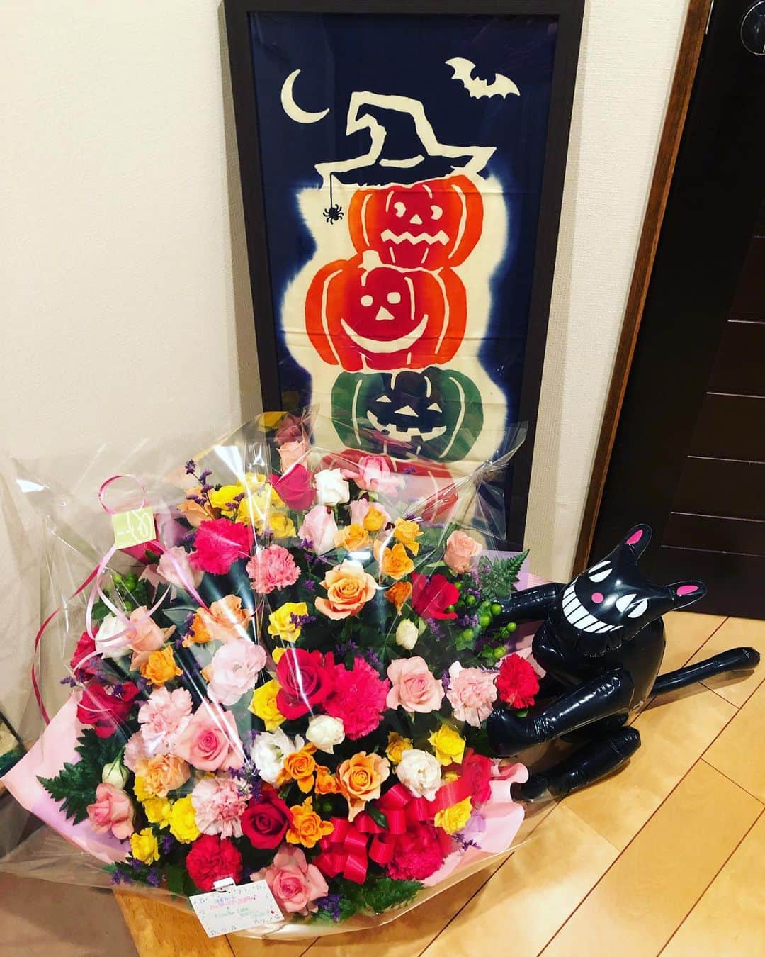南早苗のインスタグラム：「番組リスナーさんから誕生日＆番組1周年記念に頂いたお花のアレンジ✨こんなにBigサイズのお花を頂いたのは初めてです❤️ありがとうございました😆 うちのハロウィンアイテムと共演🎃  #flyinPop #エフエム石川 #ラジオ #お花のある生活 #うちのニャンズに狙われないように注意」
