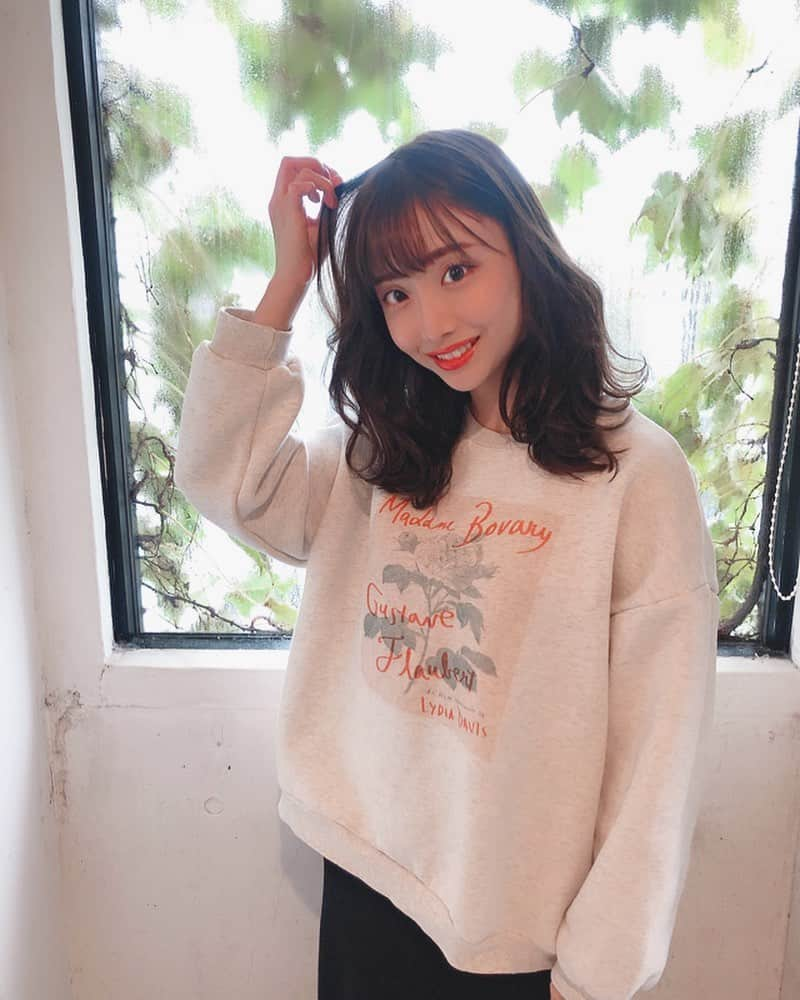 柴田阿弥さんのインスタグラム写真 - (柴田阿弥Instagram)「昼仕事終わりで美容院に💇‍♀️❤️ いつもお世話になりまくりの　@heartim__lobby さんです！髪の毛は前回と同じくアッシュで暗めにしてもらってます🐹💖秋だからしばらくこのカラーで行こうかな🥰 ㅤㅤㅤㅤㅤㅤㅤㅤㅤㅤㅤㅤㅤ 前回髪の毛がかなり傷んでて結構傷んだところを切ったから今月めちゃくちゃケアしたら岩井さんにさらさらだと言われてご機嫌です🤗💞また頑張ってケアしちゃう。笑 ㅤㅤㅤㅤㅤㅤㅤㅤㅤㅤㅤㅤㅤ 今日寒くて裏起毛のトレーナー初めて出した、、🤧💋こちらも色も柄も可愛くてちょっとぶかっとしてて気に入ってます💞❣️💖 トレーナー @_ruruofficial_  ㅤㅤㅤㅤㅤㅤㅤㅤㅤㅤㅤㅤㅤ #髪質革命カラー #髪質革命 #美容院 #アッシュカラー #秋ヘアー #巻き髪ロング #外はね巻き #トレーナーコーデ #トレーナー女子 #グレートレーナー」10月25日 21時36分 - ayashibata0401