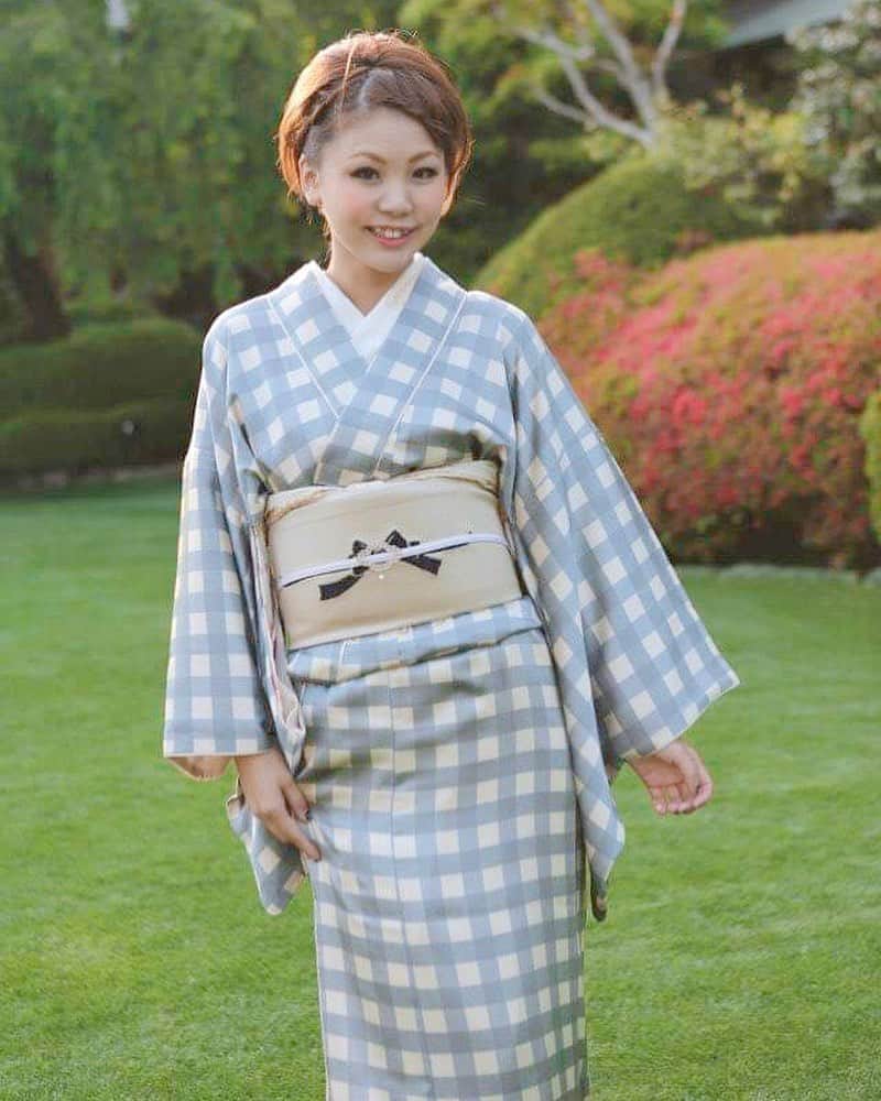 のインスタグラム：「👘💕 ・ 熊本から帰ってきてから 親子で風邪ひいて寝込んでます🤧 ・ うー辛い… 早く良くならなきゃ💦 ・ お写真は先日載せた 着物のショーの続き😚💕 ・ #彩きもの学院 #彩きもの学院アンバサダー @saikimonogakuin」