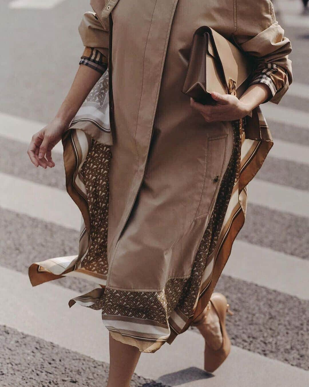 Burberryさんのインスタグラム写真 - (BurberryInstagram)「#InBurberry . @Savina_Chai steps out in the Monogram print car coat – a feminine hybrid of classic tailoring and fluid silk panelling - paired with the envelope TB bag . #BurberryGeneration #TheTBag  #TBRT」10月25日 21時50分 - burberry