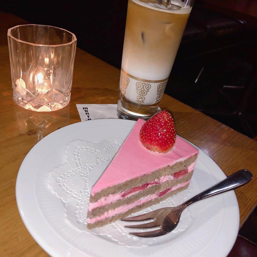 mimさんのインスタグラム写真 - (mimInstagram)「ピンク色のショートケーキ かわいい💕  普段甘いのはあまり食べないけどたまに食べたくなる！最近は前より克服できてきた 大好きなカフェラテと一緒に☕️ #photo#instagood#cafe#原宿#原宿cafe#montoak」10月25日 21時51分 - mim_11_11