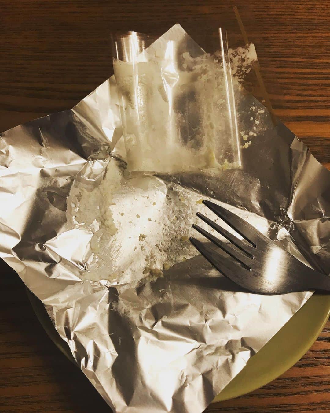 ペギのインスタグラム：「レアチーズケーキ #綺麗な白色 #ホイップの盛り方が職人技 #パテシエのこだわり #見た目以上の満足感 #アレンジで乗せたチョコ」