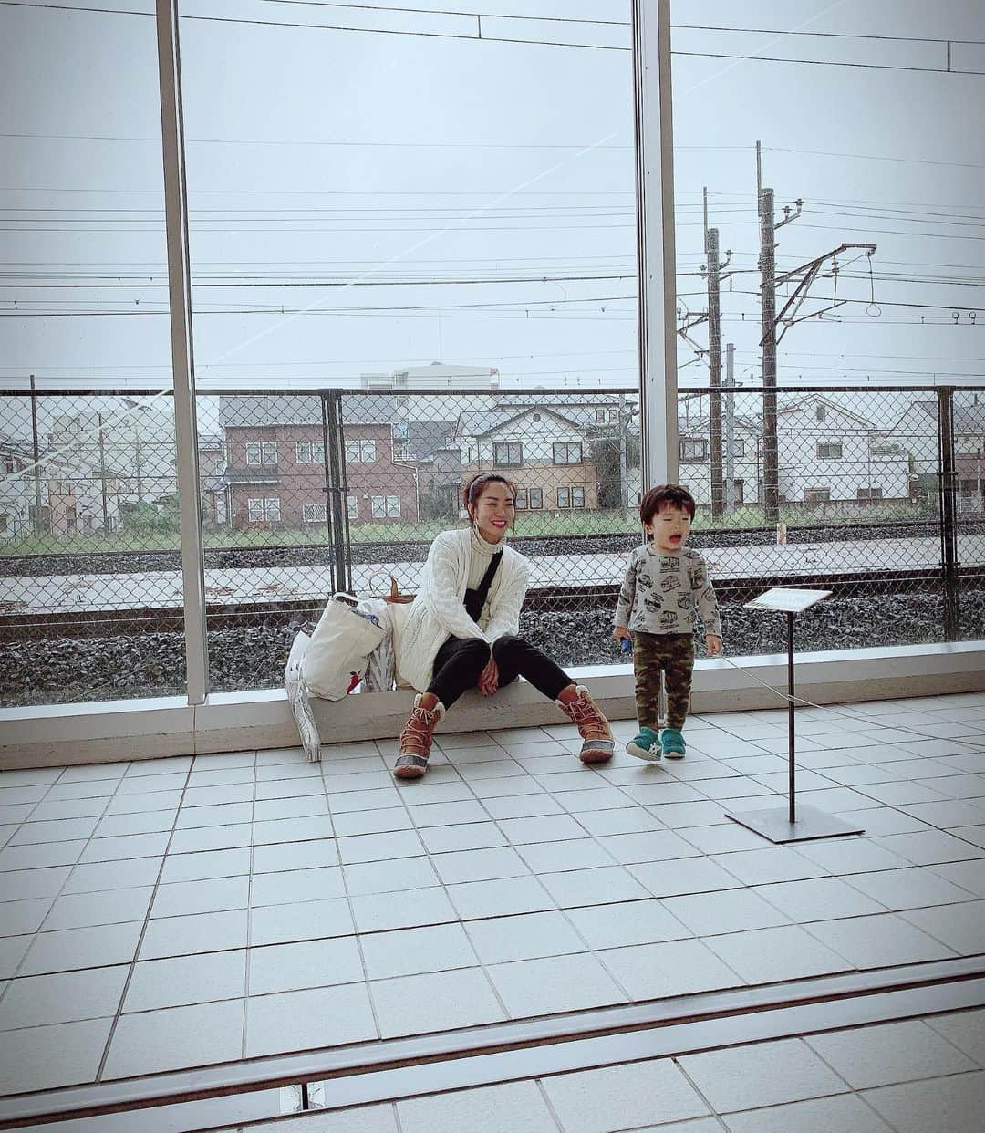 氷浦紫さんのインスタグラム写真 - (氷浦紫Instagram)「ばあばも新潟から上京してきて、息子ちんのディズニーデビューを予定していたけど見事に今日だけ豪雨なので残念だけど、延期。 予定変更で行ってみたかった鉄道博物館へ。 走り回って騒いで帰りは即寝。  #鉄博#鉄道博物館#大宮鉄道博物館#はやぶさ#HAYABUSA#1歳9ヶ月#1y9m#男の子ママ #特急とき#連結#HAYABUSA連結#新幹線#SUPERExpress #ふみきり#カンカン#ふみきり大好き#MYSUN#新潟駅 #プラレール#山手線#yamanoteline #ママコーデ#ソレルブーツ #sorel」10月25日 21時53分 - yukalihiula