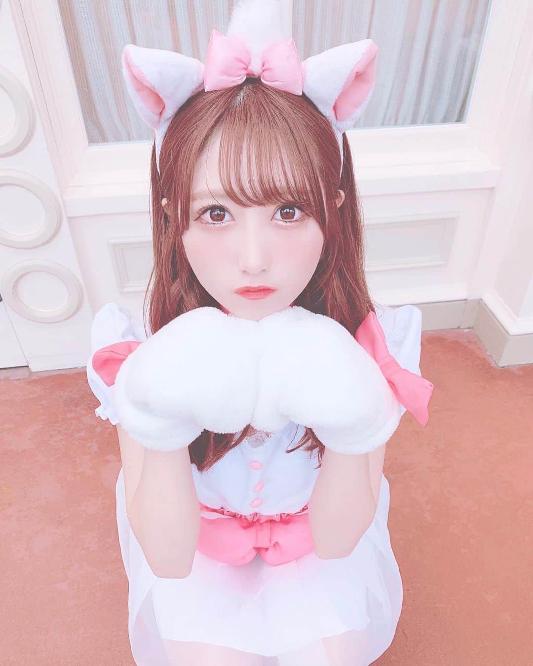 田口未彩のインスタグラム：「🎀 . . だいすきなマリーちゃん🎀 実はこれママの手作り仮装💗 . . . #ディズニー #ディズニーランド #ディズニーシー #ディズニーハロウィン #dハロ #dハロ仮装 #ディズニー仮装 #仮装 #おしゃれキャット #マリーちゃん #マリーちゃん仮装 #ハロウィン #ハロウィン仮装 #コスプレ #ピンク加工」