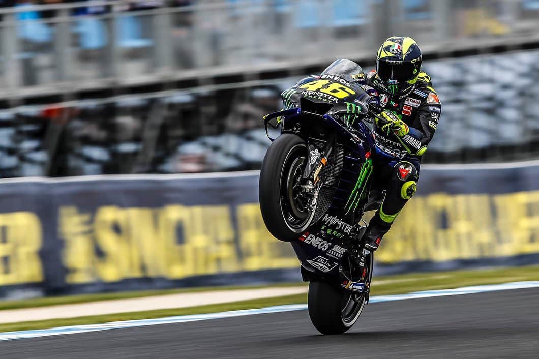 バレンティーノ・ロッシのインスタグラム：「Phillip Island Grand Prix Circuit,Australia Classic Phillip island wheelie exit from Siberia  Friday,free practice 📸 @gigisoldano @jesusrobledo Tino Martino」