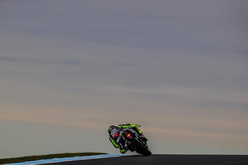 バレンティーノ・ロッシさんのインスタグラム写真 - (バレンティーノ・ロッシInstagram)「Phillip Island Grand Prix Circuit,Australia Classic Phillip island wheelie exit from Siberia  Friday,free practice 📸 @gigisoldano @jesusrobledo Tino Martino」10月25日 22時10分 - valeyellow46