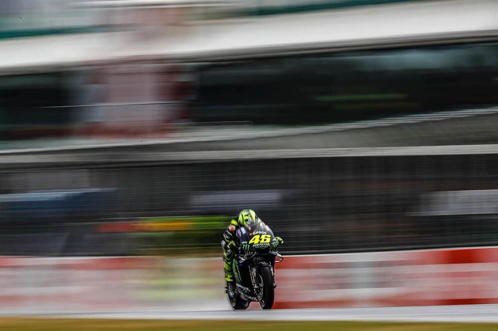 バレンティーノ・ロッシさんのインスタグラム写真 - (バレンティーノ・ロッシInstagram)「Phillip Island Grand Prix Circuit,Australia Classic Phillip island wheelie exit from Siberia  Friday,free practice 📸 @gigisoldano @jesusrobledo Tino Martino」10月25日 22時10分 - valeyellow46