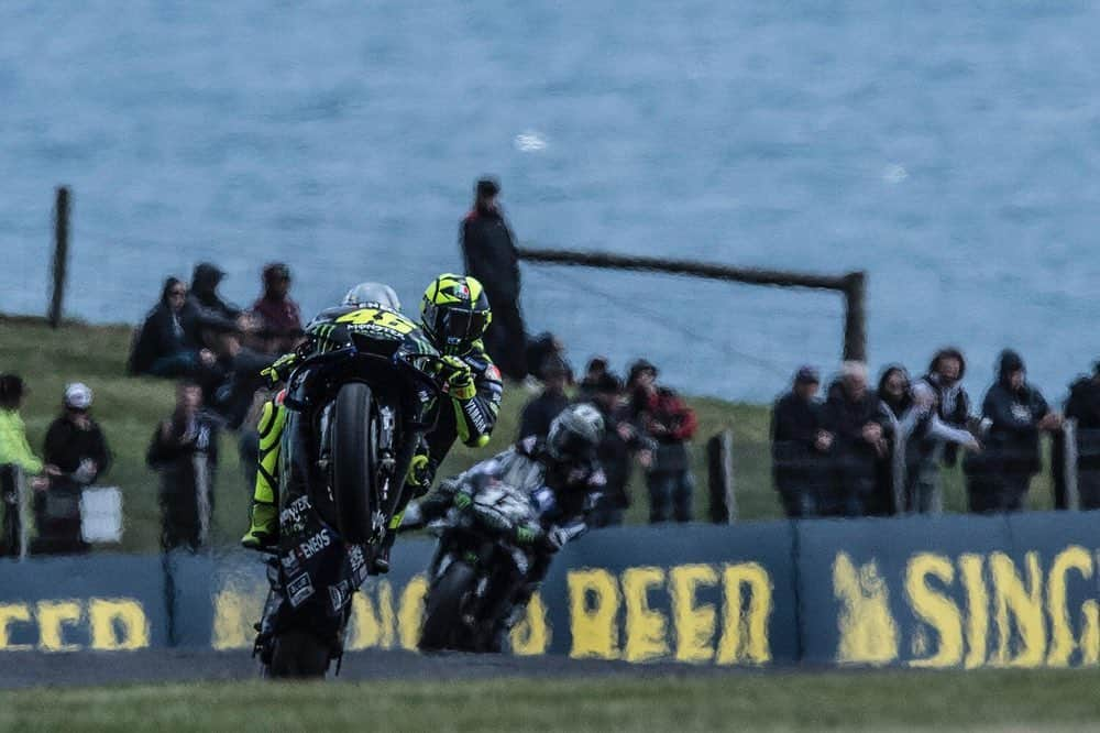 バレンティーノ・ロッシさんのインスタグラム写真 - (バレンティーノ・ロッシInstagram)「Phillip Island Grand Prix Circuit,Australia Classic Phillip island wheelie exit from Siberia  Friday,free practice 📸 @gigisoldano @jesusrobledo Tino Martino」10月25日 22時10分 - valeyellow46