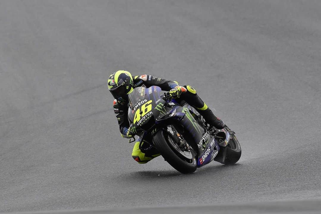 バレンティーノ・ロッシさんのインスタグラム写真 - (バレンティーノ・ロッシInstagram)「Phillip Island Grand Prix Circuit,Australia Classic Phillip island wheelie exit from Siberia  Friday,free practice 📸 @gigisoldano @jesusrobledo Tino Martino」10月25日 22時10分 - valeyellow46