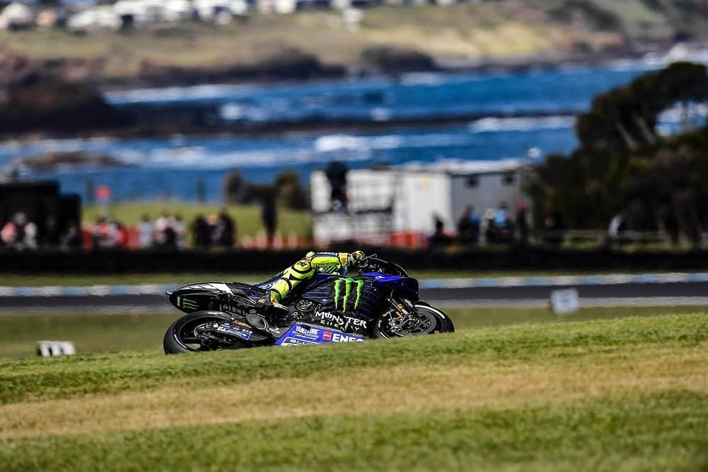 バレンティーノ・ロッシさんのインスタグラム写真 - (バレンティーノ・ロッシInstagram)「Phillip Island Grand Prix Circuit,Australia Classic Phillip island wheelie exit from Siberia  Friday,free practice 📸 @gigisoldano @jesusrobledo Tino Martino」10月25日 22時10分 - valeyellow46