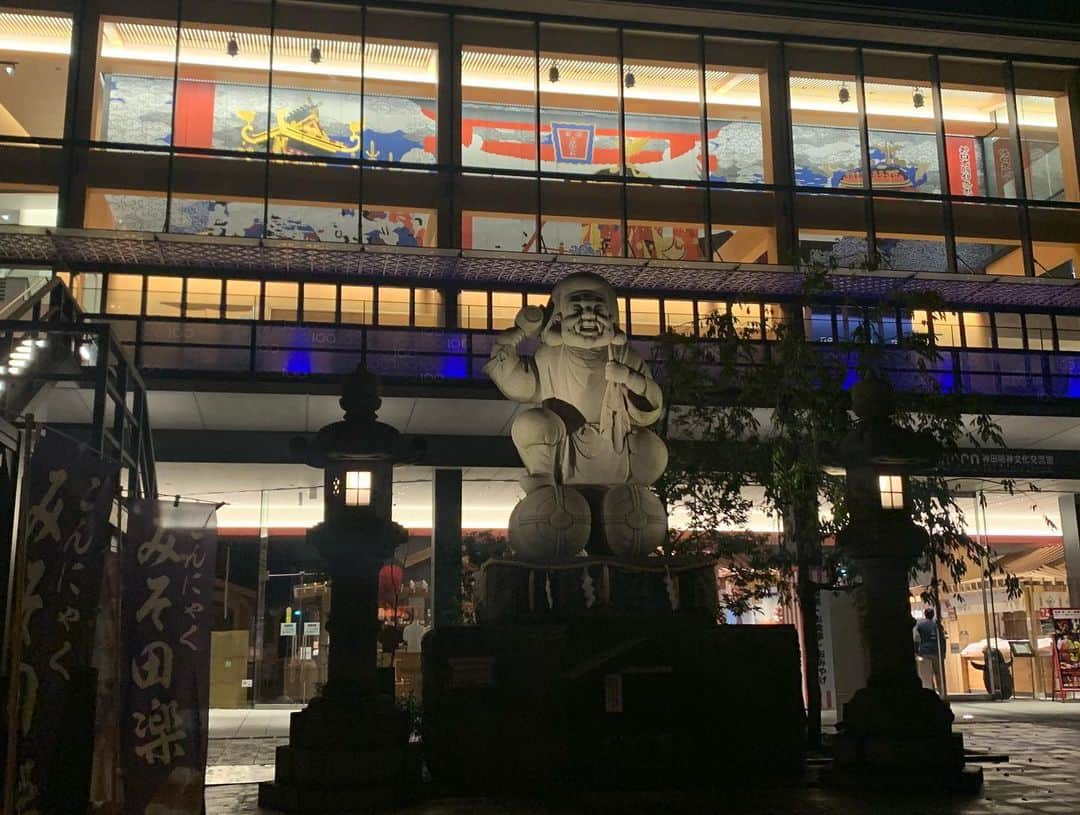 牛窪万里子さんのインスタグラム写真 - (牛窪万里子Instagram)「今週は長かった…  日本の大事な行事で使命を果たし、ようやく全てが終わりました  締めくくりの今夜はAIG100周年記念イベント  会場はご利益がありそうな神田明神ホール  夜のライトアップもまた美しいですね  今週はミッシェールと毎日一緒に過ごしました  本当にお疲れ様でした！！ #イベント #司会 #バイリンガル #バイリンガルアナウンサー #バイリンガル司会 #mc #nhk国際放送  #神田明神 #ご利益ありそう  @michelle_yamamoto」10月25日 22時22分 - mariko_ushikubo