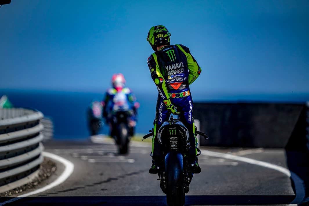バレンティーノ・ロッシのインスタグラム：「Phillip Island Grand Prix Circuit,Australia Friday,free practice Classic shot exit from the pit in front of the ocean 📸 @falex79」