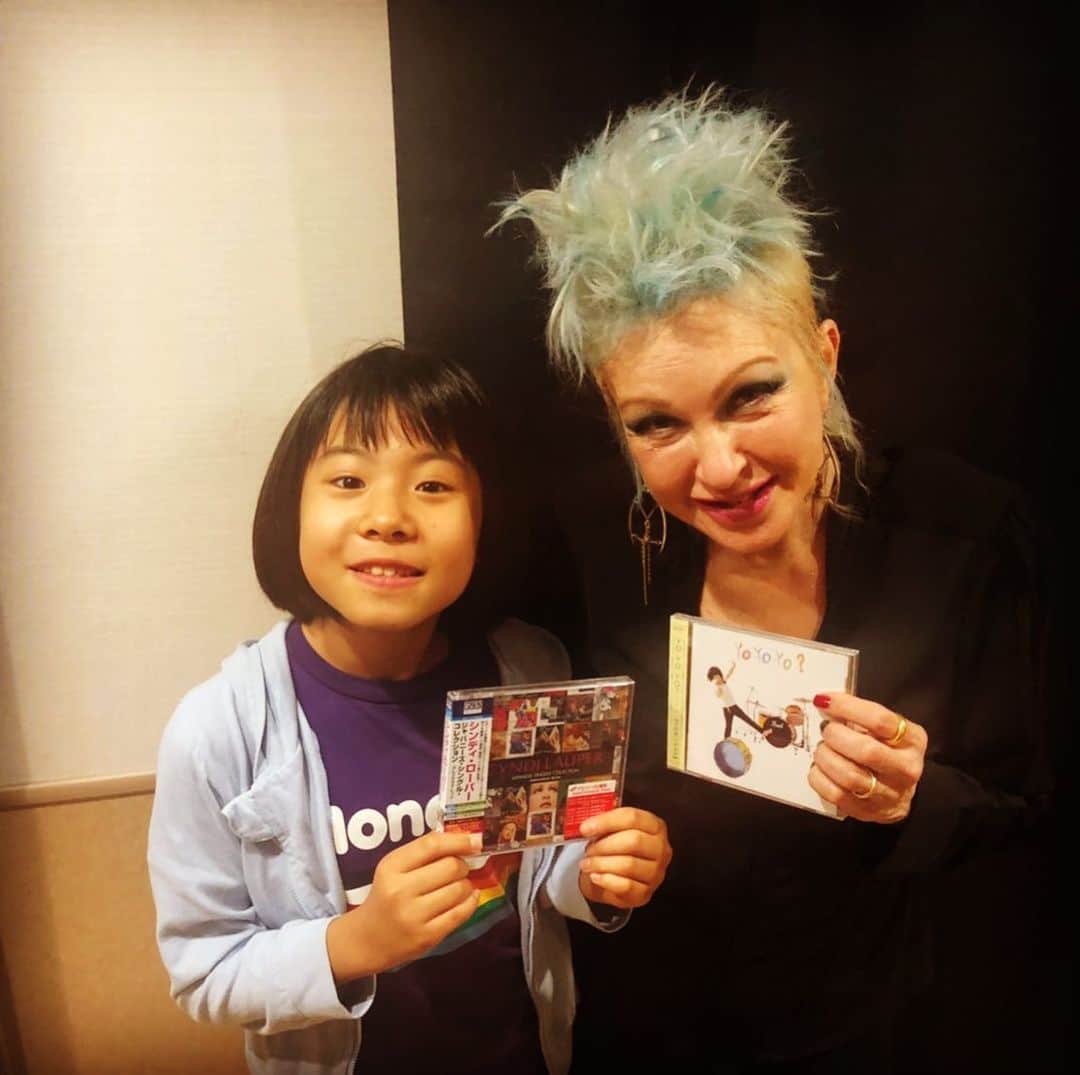 かねあいよよかさんのインスタグラム写真 - (かねあいよよかInstagram)「Thank you Cyndi❗️ I was very happy to play with you🤗﻿ I had an exciting experience playing “She Bop” and “Girls Just Want to Have Fun” drums🥁﻿ It was a great gig🌟﻿ I love Cyndi❤️﻿ Let's do it together again❣️Thank you for loving Japan🇯🇵﻿ I want you to keep singing great songs❗️﻿ I also enjoy the drums and keep playing🥁﻿ ﻿ ﻿ よよかが、シンディーローパー日本ツアーファイナル@東京オーチャードホールで“She Bop” と“Girls Just Want to Have Fun” の2曲を演奏させていただきました！﻿ ﻿ シンディーからのオファーはなんと２日前！﻿ しかも“She Bop”は始めて聴く曲で、覚えるだけで精一杯。小学校もあるので練習時間もあまり取れず本番へ突入しましたが、会場もとても盛り上がり、よよか自身も楽しめたようでホッとしました。﻿ しかも実は今回は、初めてよよか一人で北海道から飛行機で東京へ（空港でマネージャーと待ち合わせ）。﻿ いろいろと極限な状況の中、彼女は本当によく頑張りました。﻿ 帰ってきたらたくさん褒めてあげようと思います。﻿ ﻿ シンディーやバンドメンバー、スタッフの皆様、そしてお客様、本当にありがとうございました😊  #cyndilauper #シンディーローパー #よよか #かねあいよよか」10月25日 22時23分 - yoyoka_drums