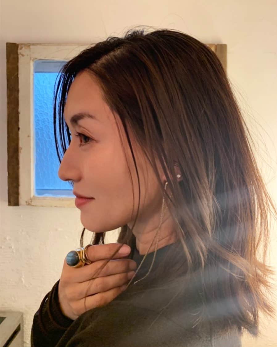 亀恭子のインスタグラム：「今日の撮影で、 ヘアさんが使ってくれた @bumbleandbumble のサーフミスト . . . ドライな質感と束感。 今の気分に丁度良い❤︎ 早速買いたい。 . . #shootingday #friday #お疲れ様でした」