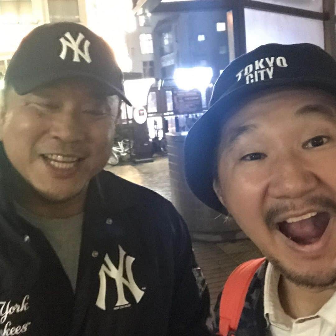 植田朝日のインスタグラム：「🔵🔵🔵﻿ ﻿ 今宵はブルージャスティス永田さんとメシ‼️﻿ ﻿ どこのジオンビだよ？ ってぐらい全身ヤンキースでした！w﻿ ﻿ 本人曰く「NYはニューヨークでなく、ナガタユウジの略」なんだってさ。笑﻿ ﻿ 月曜も劇団コラソンに来るそうで〜す‼️﻿ ﻿ #永田裕志 #新日本プロレス #劇団コラソン﻿」