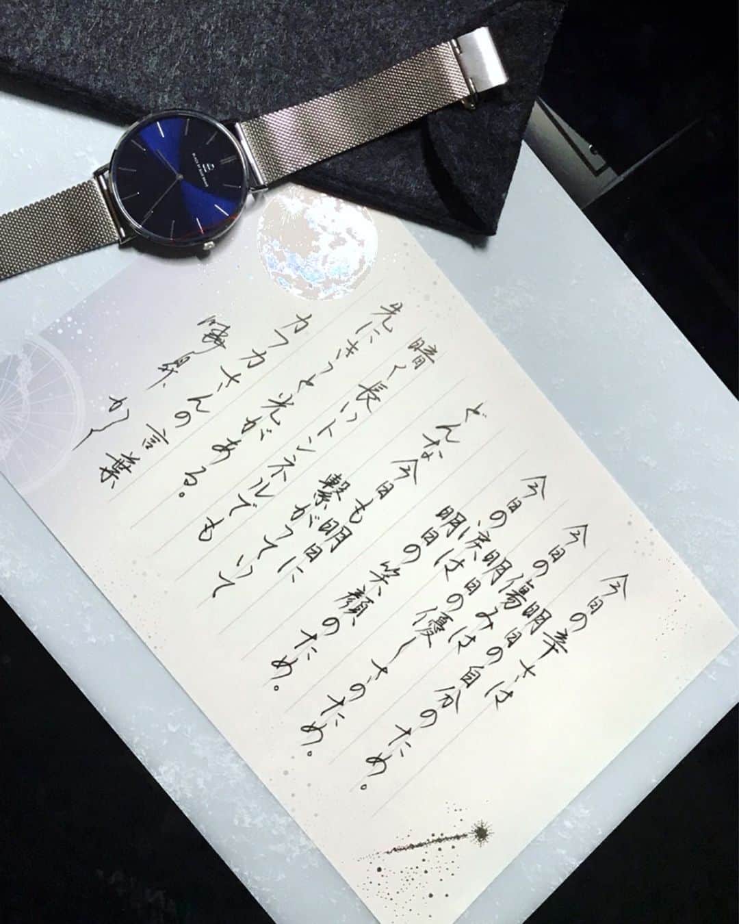 鈴木暁昇のインスタグラム：「* ◆4bwatches×カフカさんの言葉 * 4bwatches @4bwatches_japan さんとカフカ @kafuka022 さんの言葉のコラボ。どちらも素敵です✨ * カフカさんの言葉から勇気をいただきます✨この言葉もとても素敵です✨ * Today's sadness is for me tomorrow.  Today's pain is for tomorrow's kindness.  Today's tears are for tomorrow's smile.  Any today is connected to tomorrow, and there will surely be light ahead of the long dark tunnel. ※Sorry for my poor English. * ◆4Bウォッチ◆ 日本でこれから注目される4B✨ コンセプトは、「自分のスタイル、自由な表現」。『色』を基調とした上品でシンプルなデザインがとても美しい時計です。 * クーポンコード使用で10パーセントオフになります。 ▼▼クーポンコード▼▼ ■クーポンコード：gyous1021 ■有効期限：2020年10月21日 *  @4bwatches_japan から簡単にホームページに飛べます。 * *** *** *** *** *** *** ◆11月開講 鈴木曉昇通信基礎講座・新規受講生募集✨ * ◆11月開講 鈴木曉昇基礎クラス・新規受講生募集✨ * 詳しい内容はホームページに記載しております。申し込みはメッセージかホームページ問い合わせより受付致します。 * 🔎鈴木曉昇 🔎鈴木曉昇 書芸教室 * #書道 #鈴木曉昇 #和 #wabisabi #calligraphy #筆文字 #artistic #硬筆 #ペン字 #beautiful #chinesecalligraphy #japanesecalligraphy #墨 #sumi #書法 #japan #手書き #美文字 #手書きツイート #オリンピック #Olympic #japaneseculture #日本 #chineseculture #書道パフォーマンス #4bwatches#腕時計 #時計 #BLACK BY BLUE BRAVE」
