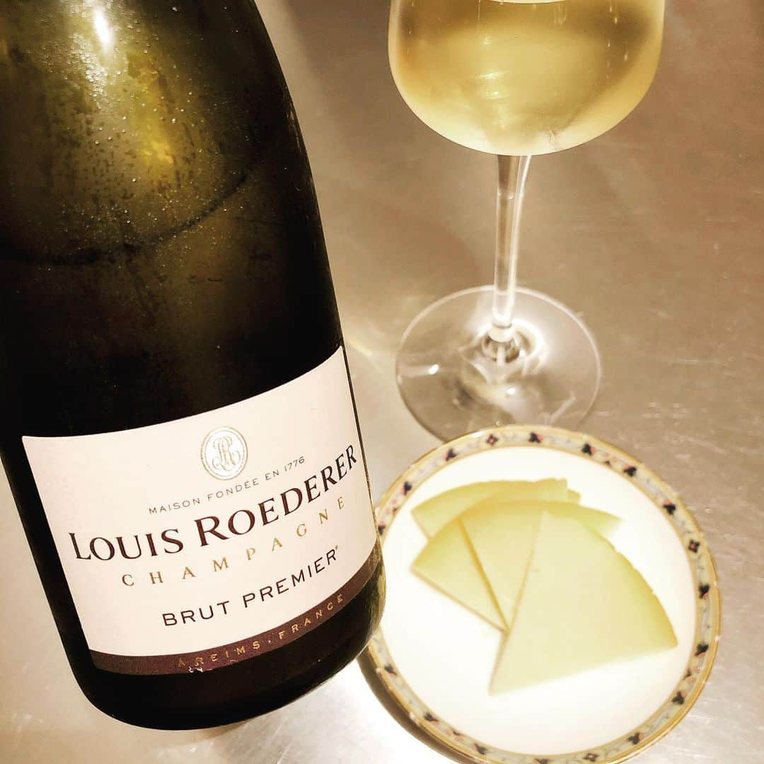 眞鍋かをりのインスタグラム：「本日の晩酌 #louisroederer 　#サンシモンダコスタ  #コーヒー牛乳のような風味と言われるスペインチーズ　#一杯しか飲まない　#シャンパンストッパーでどれくらい効果あるのか」