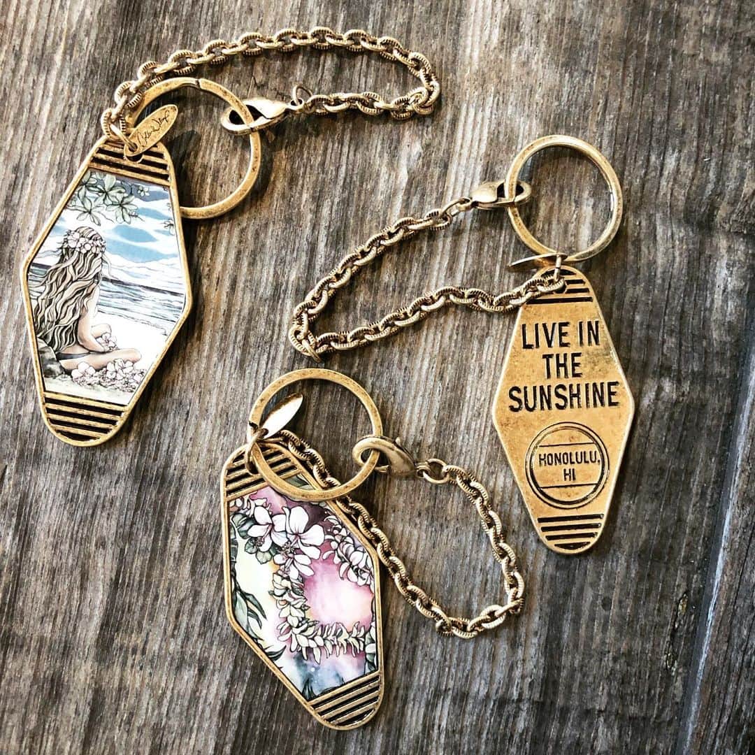 ラレイアのインスタグラム：「🌴 Colleen Wilcoxシリーズから🆕ライン "Haleiwa  Vintage" がデビュー😍💞 ・ アートのトーンが落ち着いたハワイの人気ローカルスポットの #ハレイワ にあるヴィンテージショップにあるようなラインナップです🧡 ・ 今WEBサイトで第1段シリーズが先行販売開始中！ ・ しかもTHANKS SALEでクーポンも使えるので今がチャンスですよ😄✨ ・ ぜひお見逃しなく💫  @colleenwilcoxgallery_jp  @laleia_official  #colleenwilcox #art #hawaii #aloha #surf #beach #artstagram #honolulu #photography #photogenic #ハワイ #フォトジェニック #インスタ映え #インスタ女子 #アロハ #ビーチ #海好きな人と繋がりたい #ハワイ好きな人と繋がりたい #海を感じる雑貨 #ギフト #プレゼント #ラレイア #ヴィンテージ #楽天 #大人カジュアル #コリーンウィルコックス #秋」