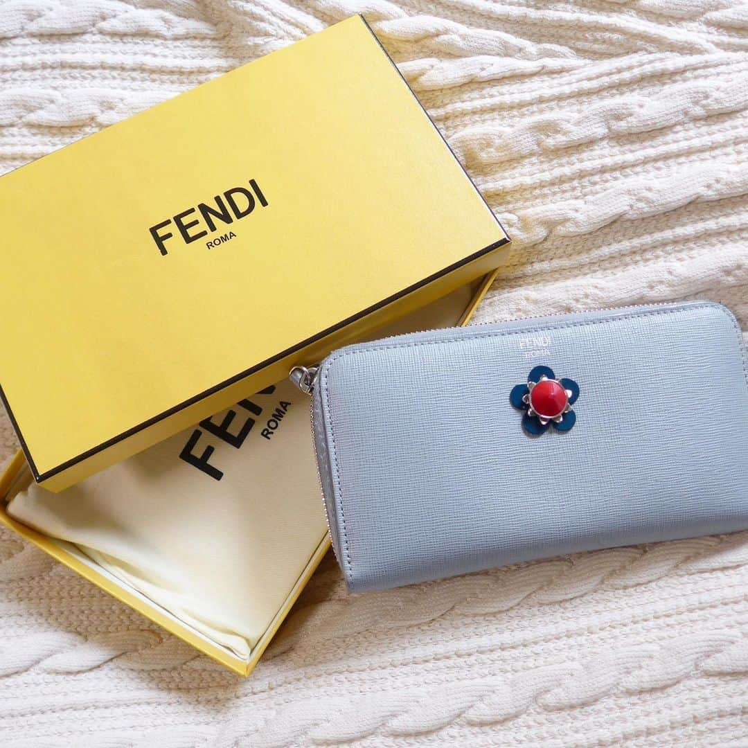 RECLOのインスタグラム：「FENDIの長財布は、やわらかなブルーが爽やか。ワンポイントのお花も可愛いですよね。 冬の青は爽やかで雪☃️のようなイメージで素敵。 #fashion #fashionista #ootd #like4likes #instagood #instalike #instalove #ファッション #お洒落さんと繋がりたい #今日のコーディネート #お買い物 #戦利品 #fendi #フェンディ #フェンディ財布 #fendiwallet」