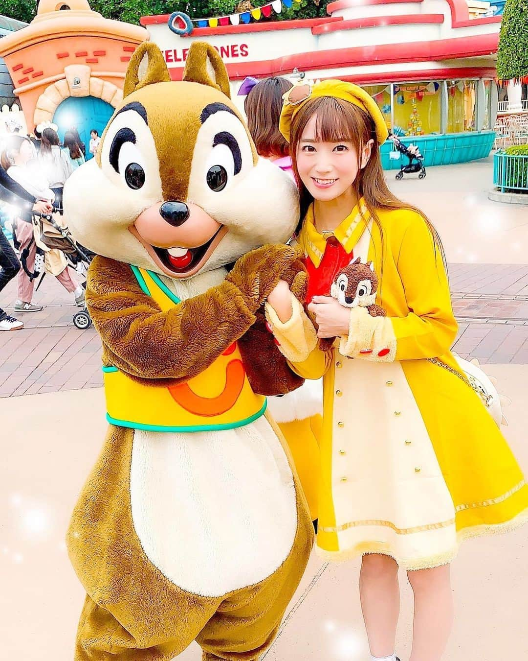 初川みなみさんのインスタグラム写真 - (初川みなみInstagram)「チップ🐿🧡﻿ チップのぬいぐるみ持って、仮装もしたよ！﻿ ﻿ ＼10/26(土)白金高輪SELENEb2／にて﻿ リリプラ対バンライブ🎤﻿ 🌸 出演時間 14:00〜14:15﻿ 📷物販時間 14:25〜15:15﻿ ﻿ #チップとデール #チデ #チデグリ #グリ #グリーティング #トゥーンタウン #ディズニーハロウィン #dハロ仮装﻿ #ディズニー #東京ディズニーリゾート #ディズニーリゾート #ディズニー写真部 #ディズニーカメラ隊 #ディズニーコーデ #disney  #disneyresort  #tokyodisneyresort  ##disneylife夢の国 #夢が叶う場所#ディズニーランド #東京ディズニーランド #TDL」10月25日 22時58分 - hatsukaw_aminami