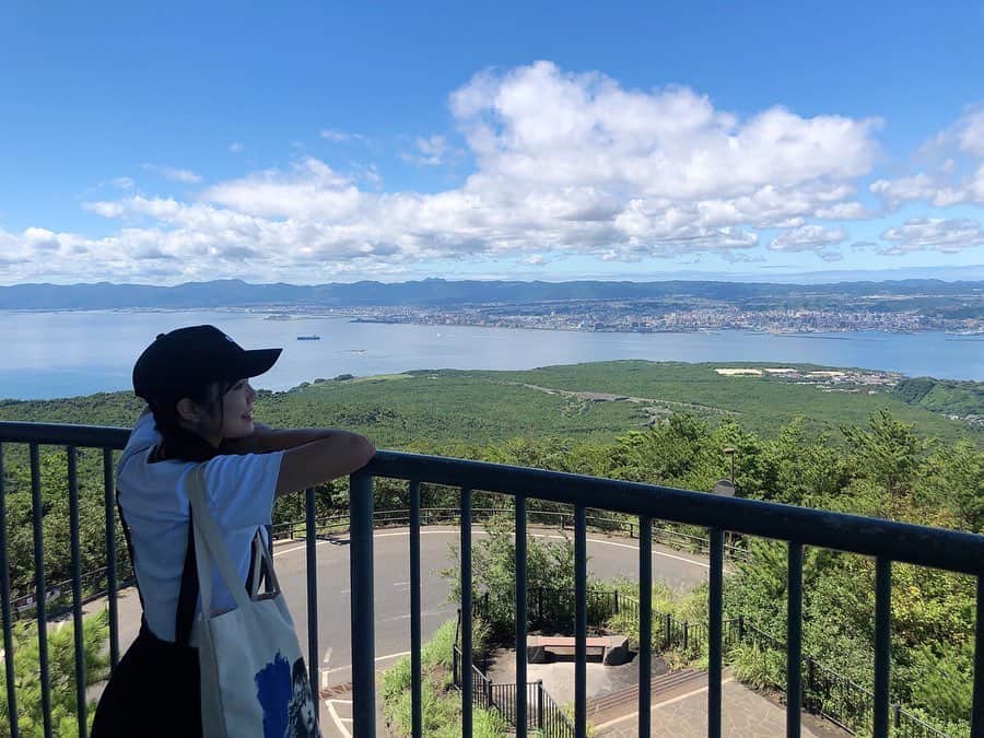 miyuのインスタグラム：「噴火口が見られました👀 景色とっても綺麗〜⭐️ #鹿児島 #桜島 #湯乃平展望所  #桜島において一般の人が入ることの出来る最高地点」