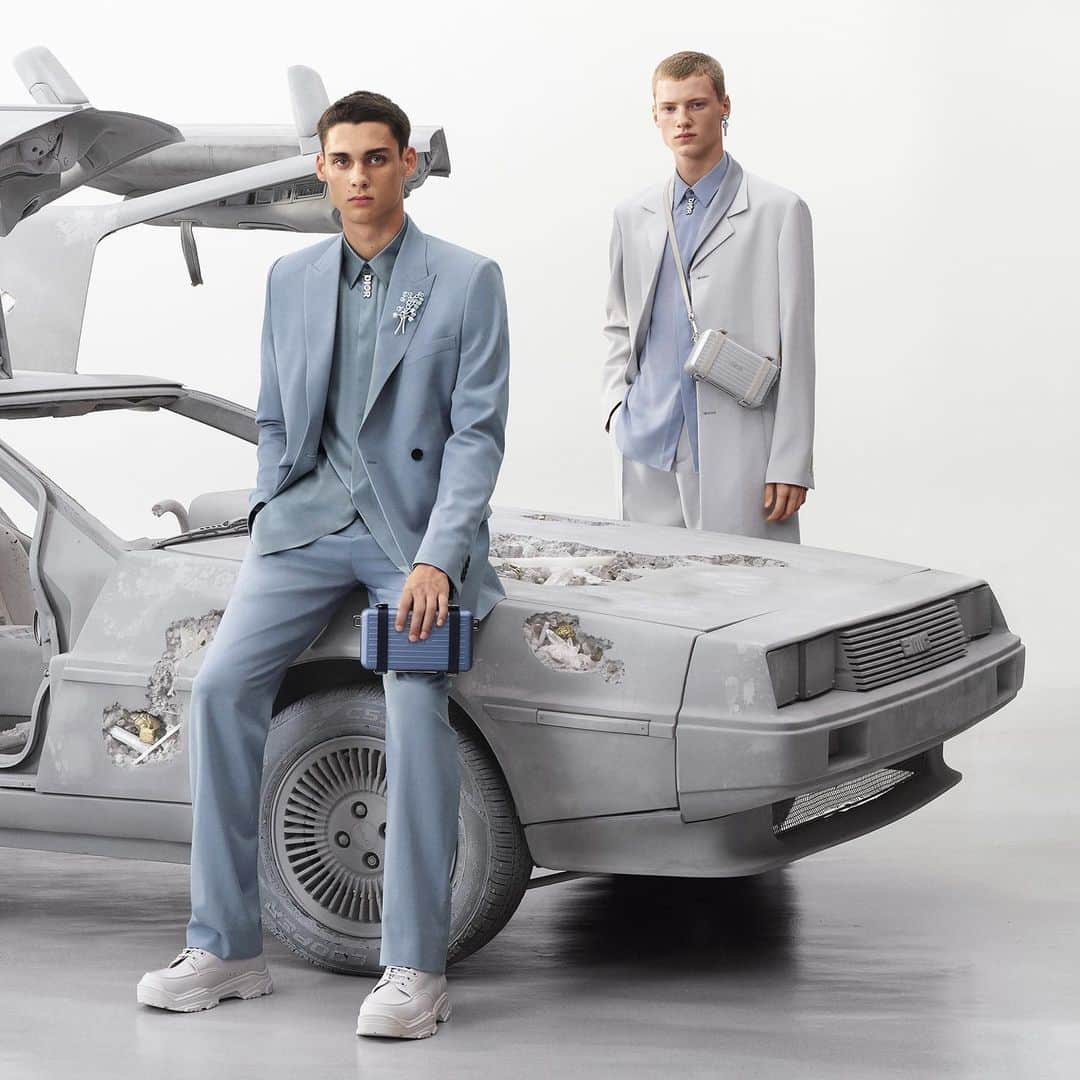 クリスチャンディオールさんのインスタグラム写真 - (クリスチャンディオールInstagram)「Do these wheels look familiar? Swipe to get a better look of this incredible eroded sculpture by @DanielArsham - the backdrop for the just-released #DiorSummer20 ad campaign by Steven Meisel - based on the time-traveling DeLorean car from "Back to the Future". Zoom in on highlights from the #DiorxRIMOWA capsule by @MrKimJones and click on the link in our bio to discover a special #DiorOblique filter inspired by the cabin luggage in a gradient blue version of the motif now available exclusively at the Dior boutique at 127, Avenue des Champs-Élysées in Paris.⁠⠀ © Steven Meisel⁠⠀ DELOREAN® and related marks, trade dress, and logos are intellectual property of DeLorean Motor Company and are used under licence.⁠」10月25日 23時04分 - dior