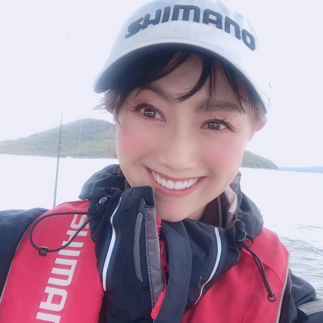 福島和可菜さんのインスタグラム写真 - (福島和可菜Instagram)「シャワーの蛇口をひねった様な大雨の、時化た海からスタートしましたが、 穏やかになりました😊😊😊 今回は四国の海で、 BS TBS🐟釣り百景🐟  の撮影をしていました✨  放送日はまたお知らせしますね✋ 今回も楽しみにしていて下さいな🥰  #BS #TBS #釣り百景 #釣り #好き過ぎる #love #fishing #感動 #感激 #海 #SEA #ocean #ロケ #outdoor #出会い #四国 #瀬戸内海 #shimano #🌊 #🐟 #‪🎣‬ #😊 #👍」10月26日 9時54分 - fukushimawakana