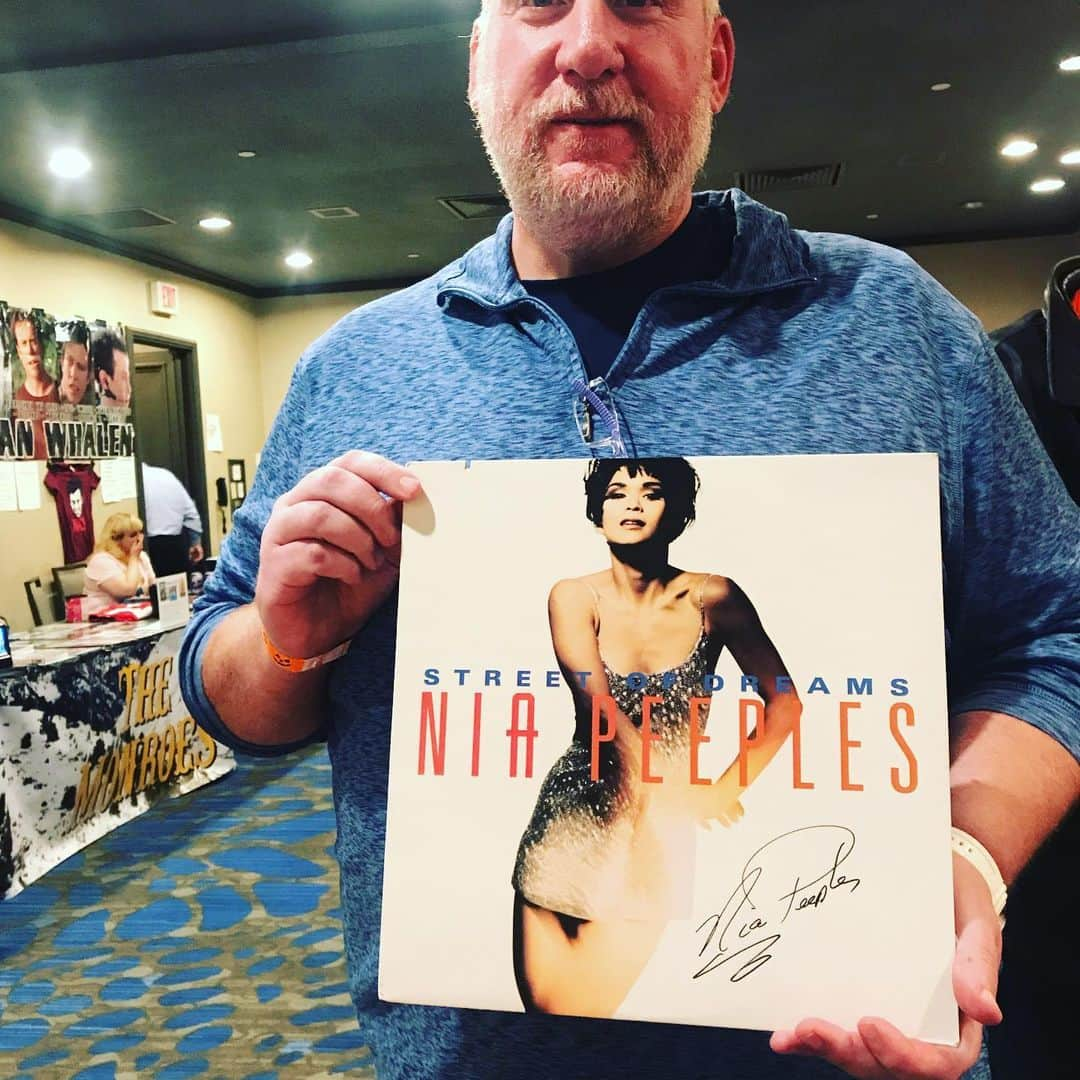 ニア・ピープルズさんのインスタグラム写真 - (ニア・ピープルズInstagram)「I just realized that all the women want@photos with me. All the men have posters and album covers they’ve been hiding under their beds for decades. Haha people are so amazing .  Truly. Meeting some of the nicest, most interesting and wonderful people. #chillertheatre #gratitude #tv」10月26日 9時56分 - niapeeples