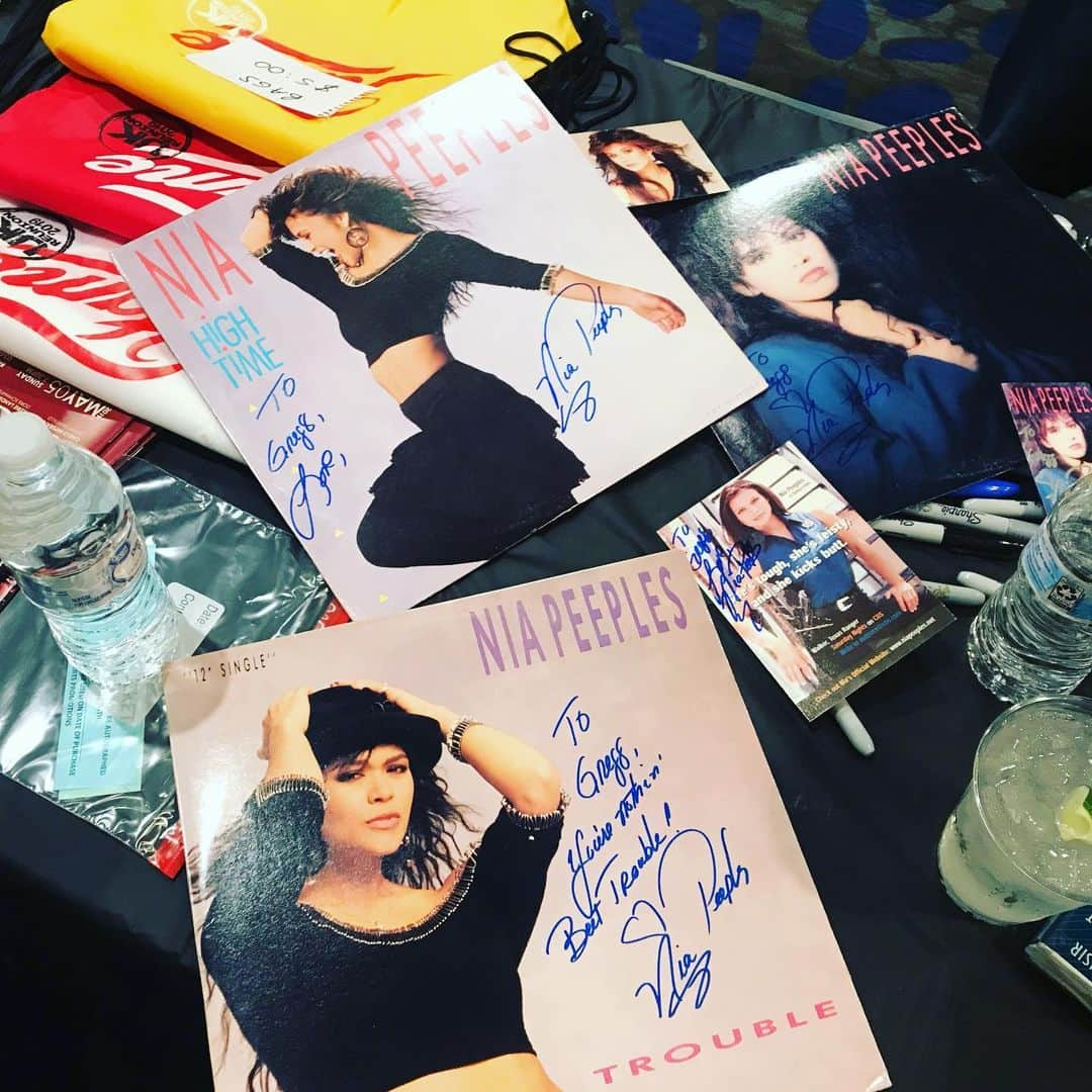 ニア・ピープルズさんのインスタグラム写真 - (ニア・ピープルズInstagram)「I just realized that all the women want@photos with me. All the men have posters and album covers they’ve been hiding under their beds for decades. Haha people are so amazing .  Truly. Meeting some of the nicest, most interesting and wonderful people. #chillertheatre #gratitude #tv」10月26日 9時56分 - niapeeples