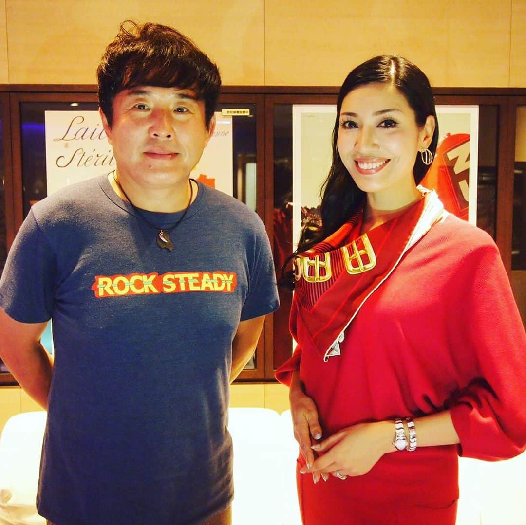 QVCテレビショッピング　ピタパン アンミカさんのインスタグラム写真 - (アンミカInstagram)「今日は名古屋CBC【チャント】生放送でしたよ📺✨  私服は全身黒✖️赤✖️グリーンの秋の三色コーデ✨ 全身ZARAに、お気に入りのJimmy ChooのBAGを合わせて👜✨ 。  #今年流行の千鳥チェックのパンツを合わせて ...